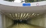 O túnel do Anhangabaú está interditado porque há água represada na pista e os motoristas estão impedidos de passar pela via. O local costuma alagar durante temporais 