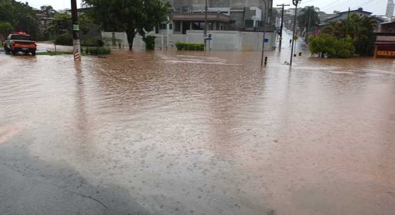 Várias casas e comércios ficaram alagados após fortes chuvas deste domingo (30)