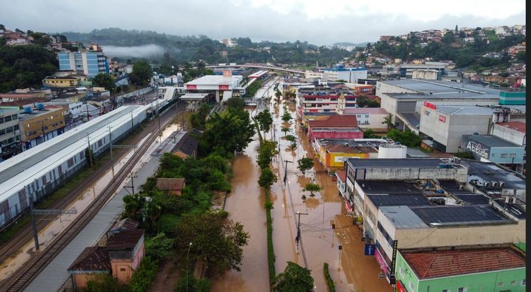 A limpeza e a desobstrução das vias terão início assim que as águas baixarem. Moradores e comerciantes foram afetados e contabilizam o prejuízo que o temporal causou