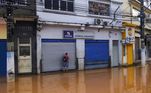 Imagens mostram moradores e comerciantes ao tentar enfrentar a enchente deixada pelo temporal. O trânsito na região também foi impactado