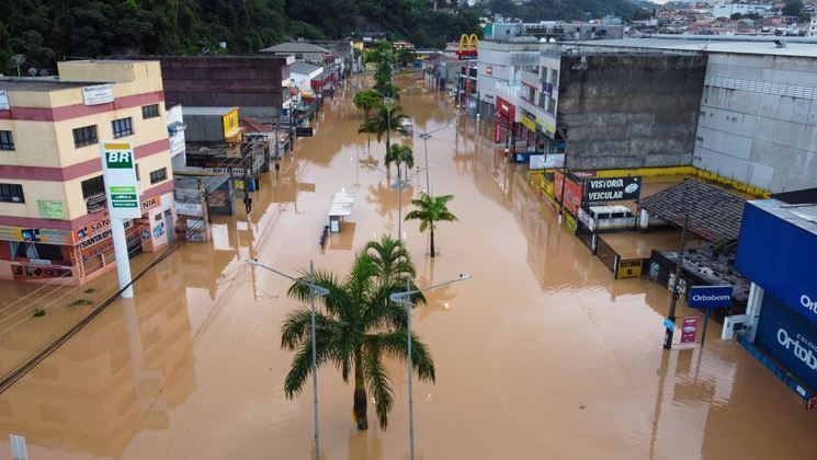 De acordo com a prefeitura do município, choveu, ao longo das últimas 24 horas, cerca de 90 mm. O órgão informou, ainda, que a Defesa Civil recebeu um chamado durante a madrugada sobre o risco de deslizamento, mas não houve gravidade nem vítimas