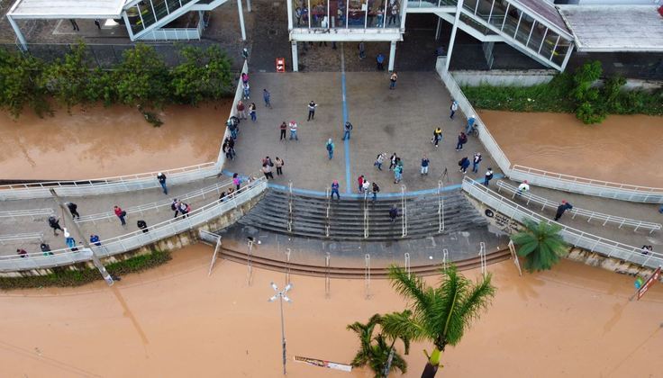As ruas da cidade de Franco da Rocha, na região metropolitana de São Paulo, foram tomadas por água e lama na manhã desta quarta-feira (19), após as fortes chuvas que atingiram a região entre a noite de ontem (18) e esta madrugada