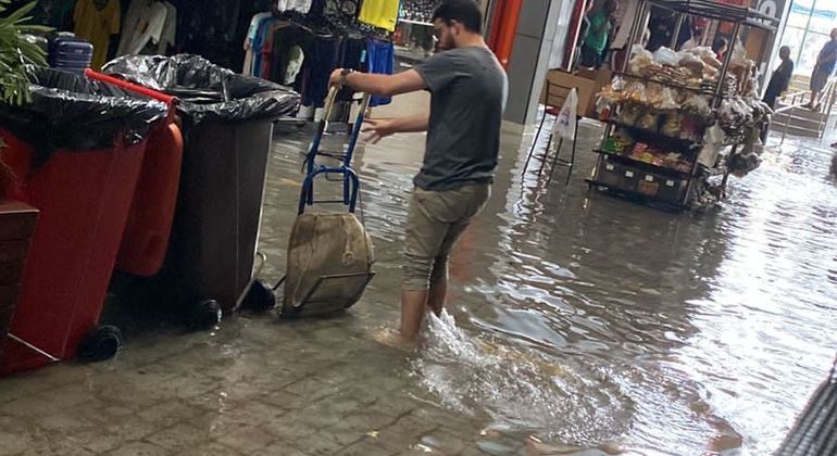 Feira dos Importados alagada 
