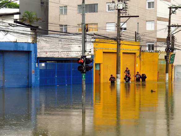 Avenida Cruzeiro do Sul, na zona norte da cidade de São Paulo, ficou tomada por água. O rodízio municipal de veículos está suspenso para carros e caminhões