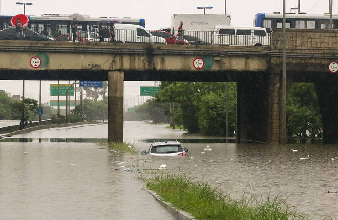 Carro fica quase todo submerso em ponto de alagamento sob a Ponte da Casa Verde, na zona norte de São Paulo, na manhã desta segunda-feira (10)