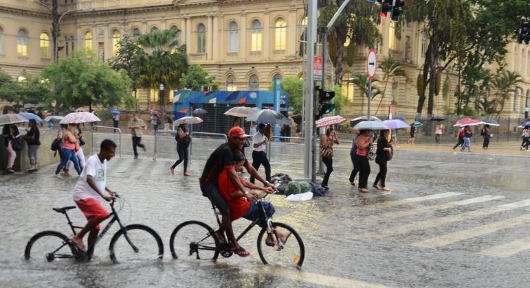 No verão, moradores de São Paulo sofrem com alagamentos, enchentes e deslizamentos