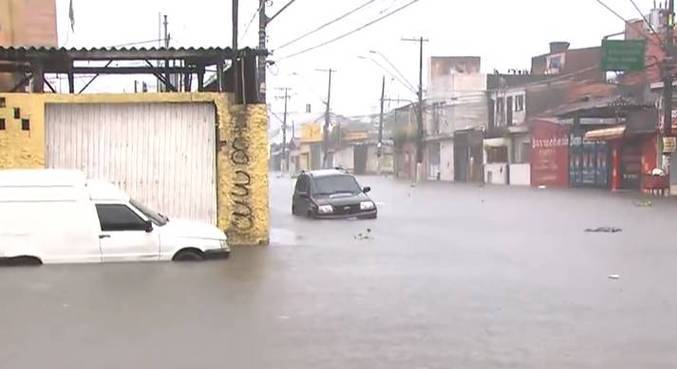 De acordo com a Defesa Civil de Santos, em 12 horas, choveu 72,7 milímetros