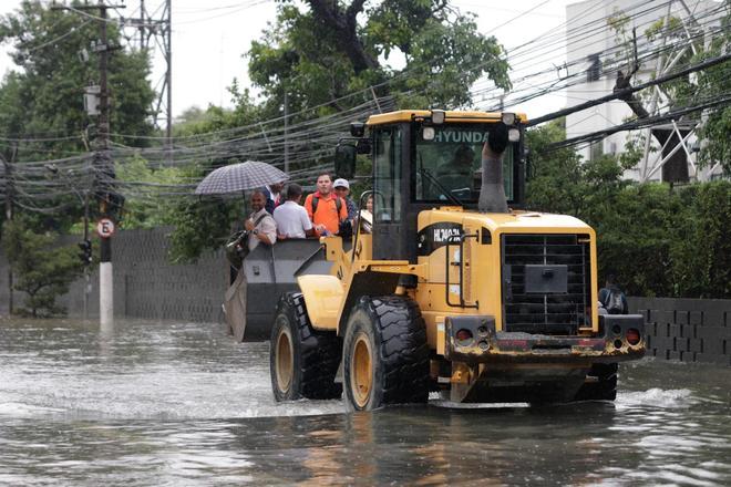 Devido a forte chuva durante a noite em São Paulo, na zona oeste, a Ponte da Freguesia, Av. Ermano Marchetti e Marquês de São Vicente estão alagadas. Na foto um trator é utilizado para resgatar pessoas ilhadas.