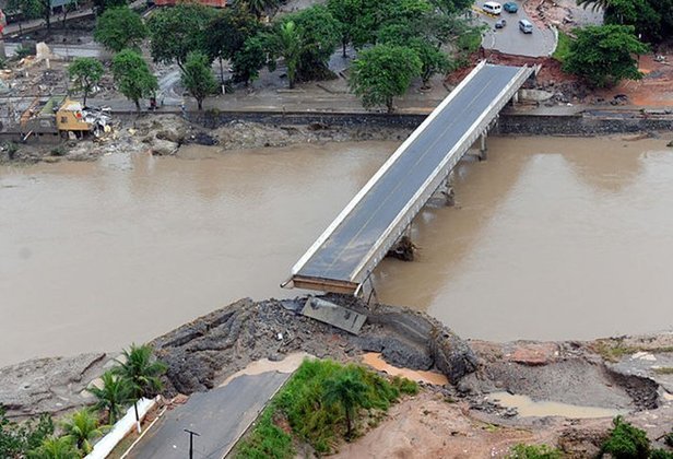  ALAGOAS E PERNAMBUCO - 2010 - Em junho, os dois estados sofreram com enchentes nas cidades banhadas pelos rios Sirinhaém, Canhoto, Mundaú, Una e Piranji. Mais de 30 municípios dos dois estados declararam estado de emergência.