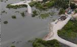 Imagens divulgadas pela Defesa Civil de Alagoas mostram o reflexo do rompimento registrado às 13h15 de domingo na lagoa Mundaú, no bairro de Mutange. Com a fissura, a água da lagoa está entrando na mina. Não há risco à população, porque a área foi desocupada