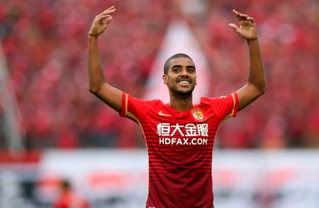 Alan (32 anos) - Atacante - Sem clube desde fevereiro de 2022 - Último time: Guangzhou Evergrande - Passagem pela seleção da China.