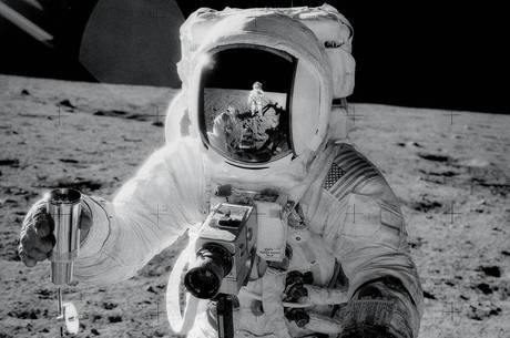 Alan Bean recolhe amostra de solo lunar