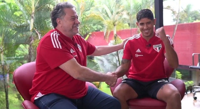 Alan Franco (à direita) com o presidente Julio Casares