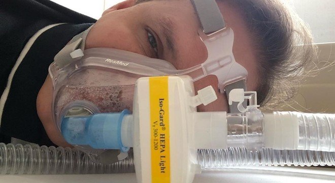 "Não se assustem! Essa é a máscara faz parte da minha fisioterapia respiratória"