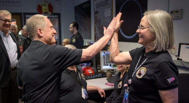 Alan Stern comemora com outros cientistas da Nasa