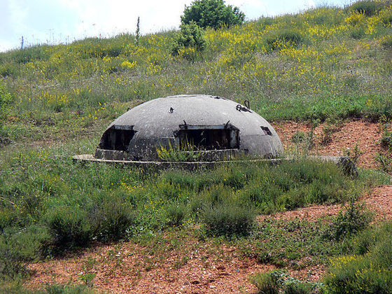 Albânia - Maior número de bunkers militares por pessoa, para defesa, no mundo: 5,7 bunkers por km²; Um bunker pra cada 18 habitantes do país. 