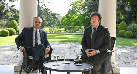 Alberto Fernández e Javier Milei se encontram na residência oficial da Presidência da Argentina