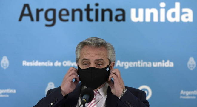 Presidente da Argentina, de máscara, anuncia a produção de vacina de Oxford no país