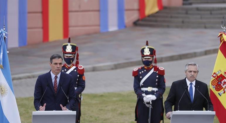 Presidente argentino (d) recebeu Pedro Sanchez na Casa Rosada nesta quarta (9) 