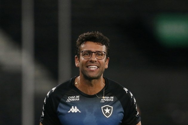 Alberto Valentim assumiu o Botafogo em 14 de outubro de 2019, e cumpriu a missão de livrar o Glorioso do rebaixamento no Brasileiro do ano passado. Menos de quatro meses depois, porém, o técnico foi demitido no dia 9 de fevereiro, após 18 jogos, sete vitórias, quatro empates e sete derrotas à frente do Glorioso. 