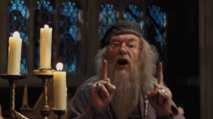 Albus Dumbledore, da saga “Harry Potter”. Primeiro filme lançado em 2001. 