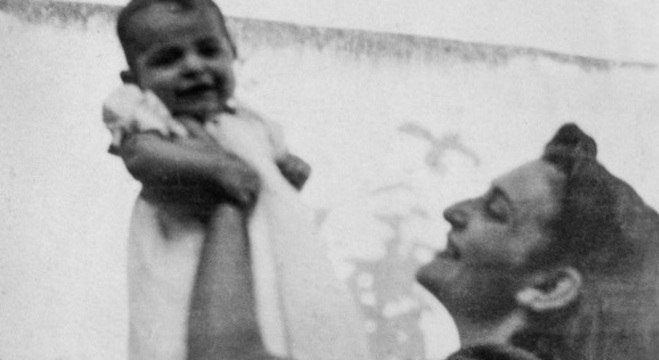 Adelma e o filho Alceu, em São Bento Una, agreste de Pernambuco, em 1947