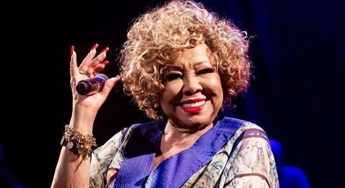 Alcione foi coroada musa de camarote de Carnaval no Rio de Janeiro