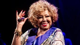 Alcione é coroada musa de camarote do Carnaval no Rio de Janeiro
