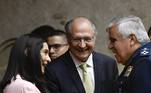 Na imagem, é possível ver o vice-presidente, Geraldo Alckmin, acompanhado da sua esposa, Maria Lúcia Guimarães Ribeiro Alckmin, e do presidente do Supremo Tribunal Militar, Joseli Camelo, durante sessão de posse de Barroso