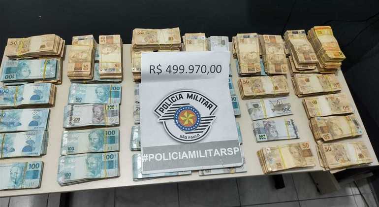Policiais militares aram uma hora e meia contando cédulas de dinheiro