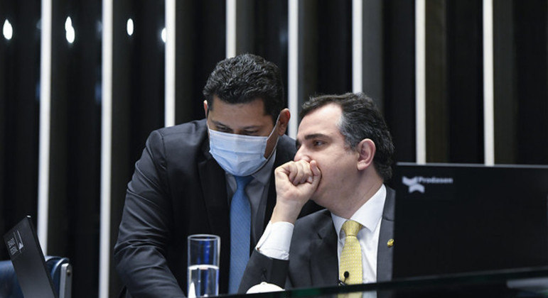 Senador Davi Alcolumbre (à esquerda) e presidente do Senado, Rodrigo Pacheco