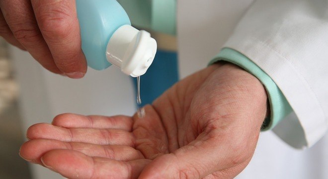Escolas reforçam estoques de álcool em gel como prevenção para o coronavírus