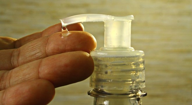 Álcool em gel: rápido para limpeza das mãos, mas o que fazer em caso de alergia