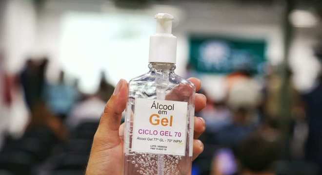 Álcool em gel e sua eficácia na hora de desinfetar superfícies