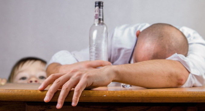 Consumo de álcool em casa pode prejudicar crianças e adolescentes