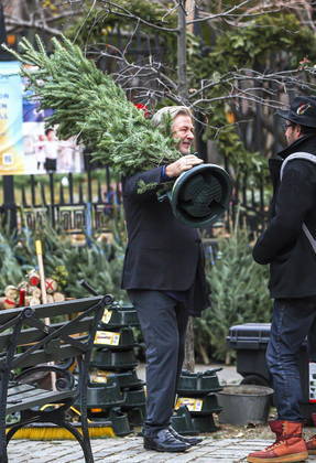 O ator, de 63 anos, foi fotografado em Nova York carregando a árvore escolhida pela família durante o passeio de Natal