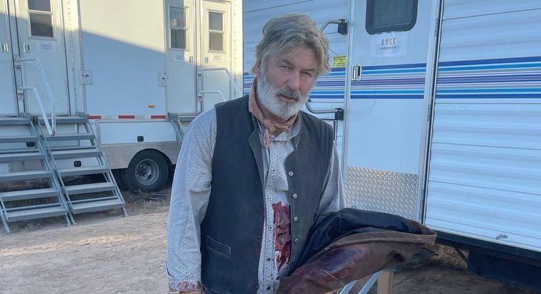 Alec Baldwin foi quem disparou a arma que matou a diretora de fotografia do filme Rust