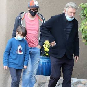 Alec foi visto com viúvo e filho de Halyna Hutchins