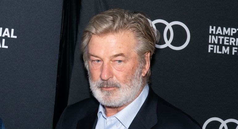 Acusações contra Alec Baldwin por morte em set de filmagem serão retiradas