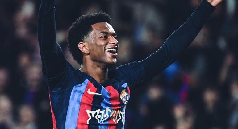 6. Alejandro BaldePosição: Lateral-esquerdoIdade: 19 anosPaís: EspanhaTime: Barcelona, da Espanha