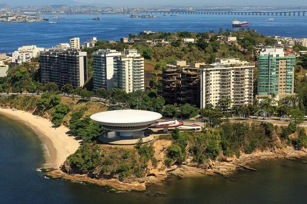 Além da futura ilha museu, Niterói é lar de outros pontos turísticos famosos, como o Museu de Arte Contemporânea (MAC), projetado pelo renomado arquiteto Oscar Niemeyer.