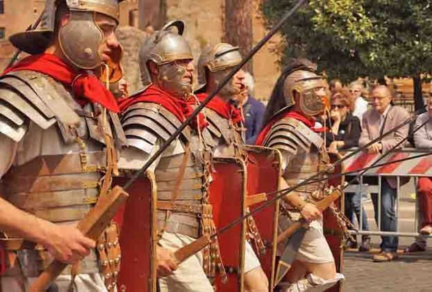 Além da homenagem ao deus Saturno, o evento era comemorado pelos soldados romanos, que tinham alguns dias de folga durante as festividades.