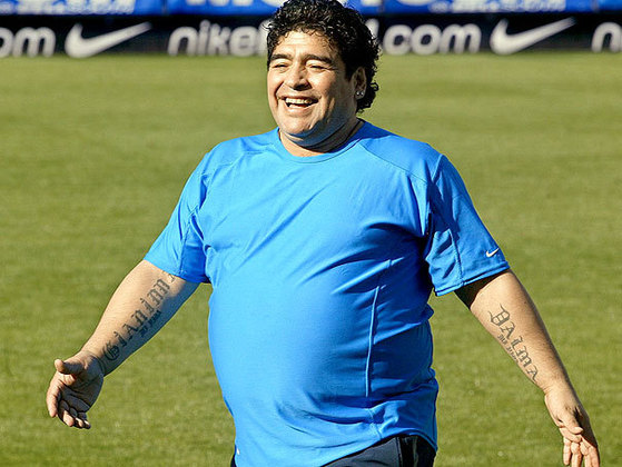 Além da política e da dependência química, outra luta que o craque sempre travou foi contra a balança. Após sua aposentadoria, Maradona passou por vários momentos de oscilação drástica de peso, chegando até em situações de obesidade. Em 2005, passou por uma cirurgia bariátrica para emagrecer. No ano de 2015, repetiu o procedimento