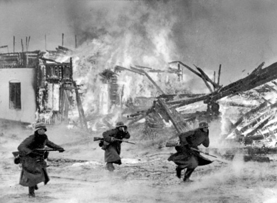 Além das batalhas por terra, ar e mar, a II Guerra Mundial foi marcada pela explosão de bombas atômicas em Hiroshima e Nagasaki e também pelo extermínio de milhões de judeus em campos de concentração. A Guerra deixou mais de 85 milhões de mortos, sendo 55 milhões de civis. Vitória dos Aliados.  