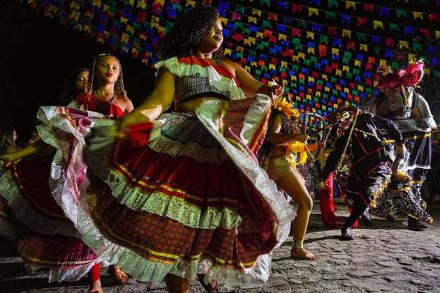Além das comidas, as pessoas conseguem acompanhar as danças tradicionais, parte fundamental de qualquer festa junina nacional. O Festival de Quadrilhas Estilizadas de Caruaru é um dos ápices do evento.