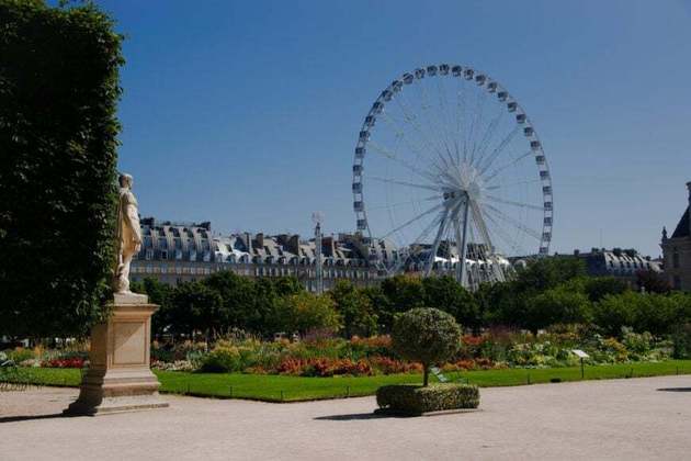 Além das obras de arte em exposição, o Museu do Louvre também possui um extenso jardim, conhecido como Jardins de Tuileries, que é um lugar popular para caminhadas e piqueniques.