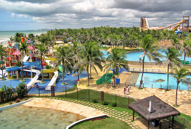 Além das praias, Fortaleza oferece outras atrações, como o Beach Park, um famoso parque aquático, e o Centro de Turismo, um antigo presídio que foi convertido em um centro comercial com lojas de artesanato.