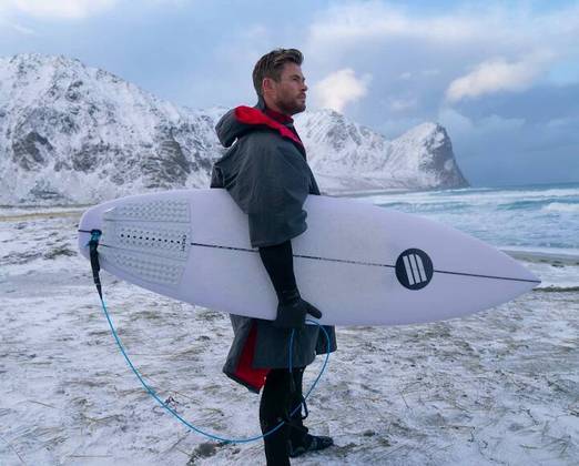 Além de atuar, Chris é um grande entusiasta de esportes radicais, como surf e snowboard. Ele também pratica ioga e meditação regularmente para ajudar a manter o equilíbrio mental.