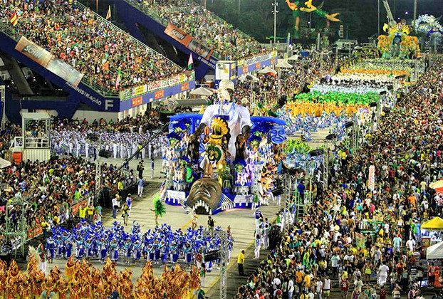 Além de blocos com tempero do folclore local, a cidade tem desfile de escolas de samba no Sambódromo da região. 