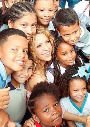 Além de cantora, Shakira Isabel Mebarak Ripoll é compositora, dançarina e multi-instrumentista colombiana, além de atuar regularmente como produtora, empresária, coreógrafa, atriz, e modelo. Ela é embaixadora da UNICEF e conhecida como 